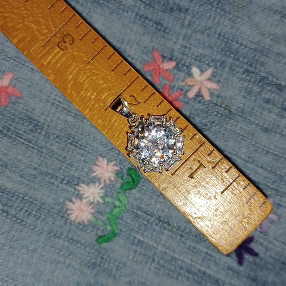 Sterling silver cz pendant. - Picture 2 of 4